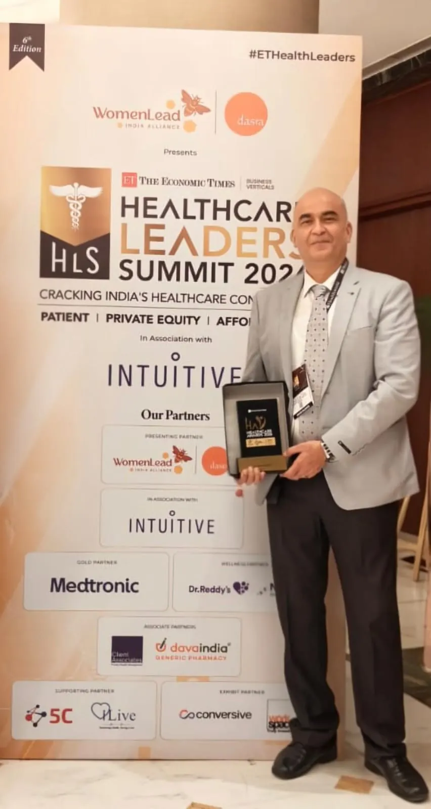 Dr. Kamal B Kapur with the ET Healthcare Award 2026 at the ET Healthcare Leaders Summit