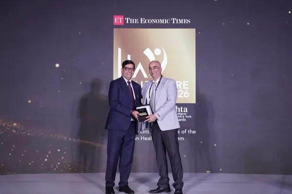 Dr. Kamal B Kapur receiving the ET Healthcare Awards 2026 trophy on stage